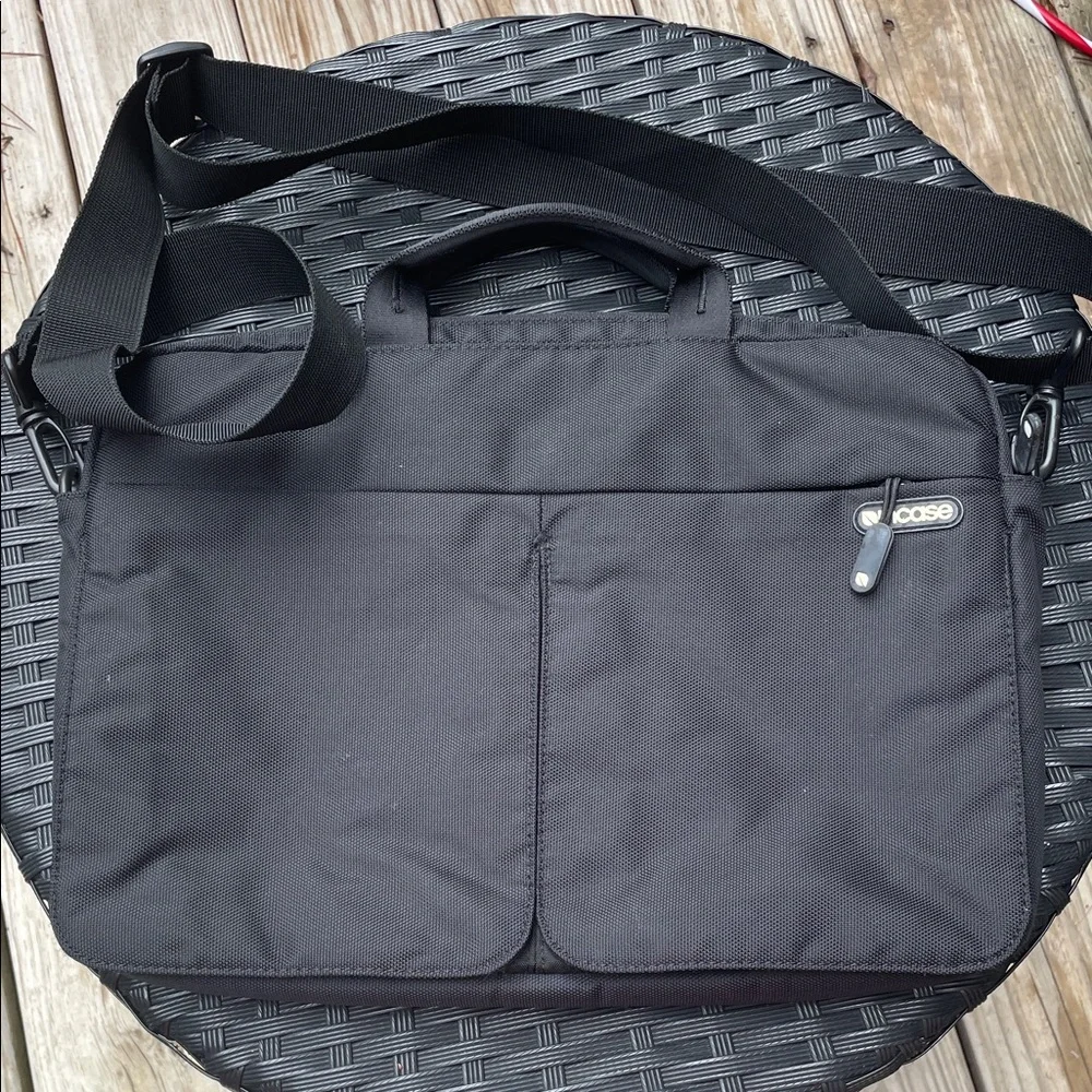 LIKE NEW- INCASE LAPTOP BAG (BLACK)